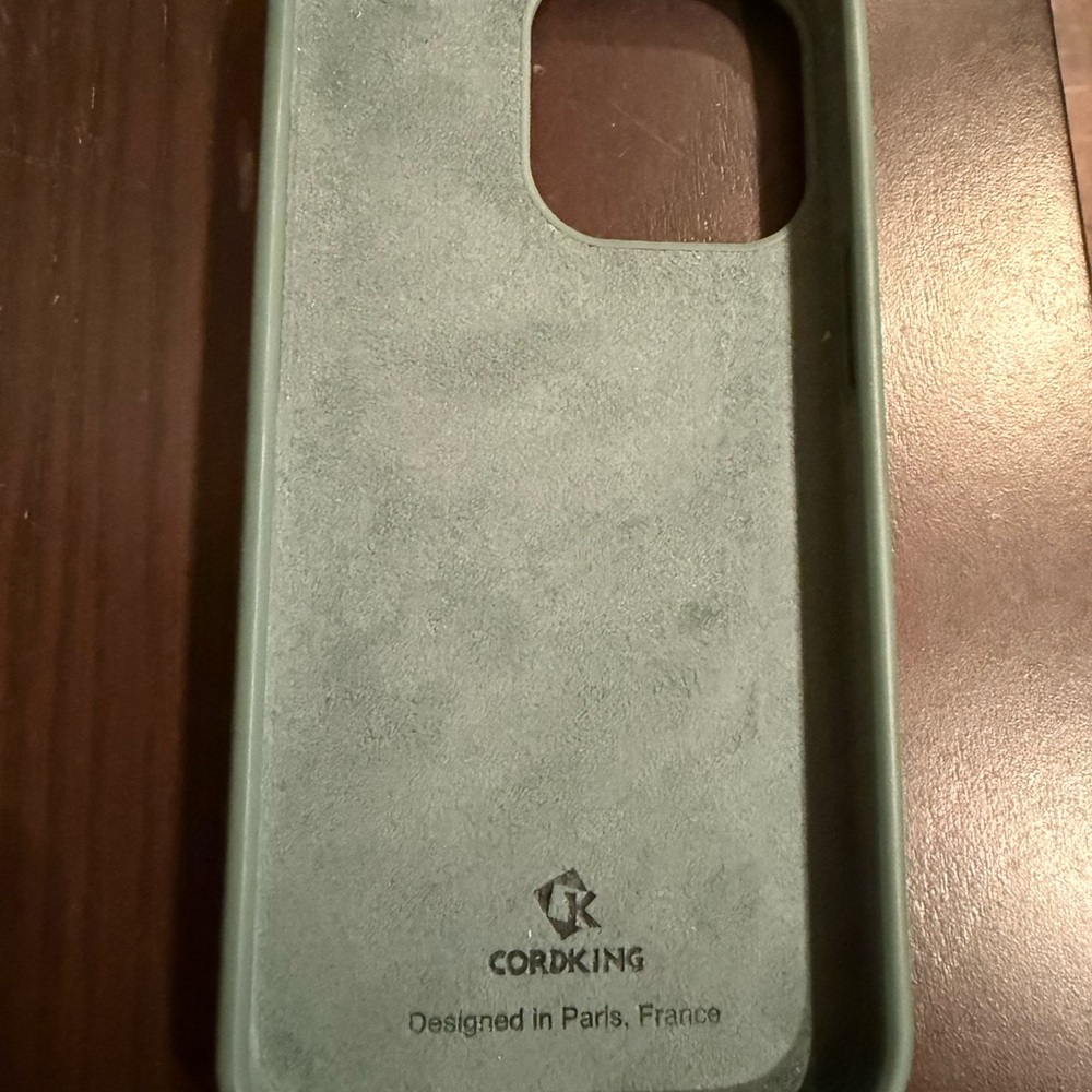 Sleek Green Smartphone Case with Camera Cutout and Matte Finish